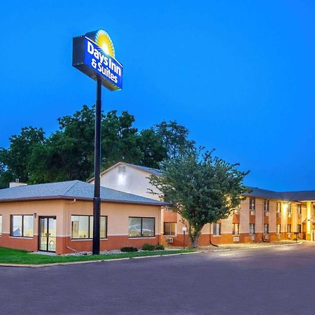 Days Inn & Suites By Wyndham Waterloo Exterior foto